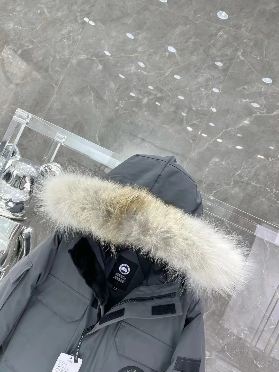 P840 Top version, original top quality Canadian brand Canada Goose has always been recognized as the warmest down jacket. Various Instagram celebrities, Internet celebrities, and celebrities often wear it for street photos. I do Canada Goose every year, but I still can’t get rid of my love for the geese. No matter how cold the weather is, there is no need to be afraid, because there are geese! ! The fur collar is made of top-grade imported coyote fur, which is not comparable to most of the loose and soft raccoon fur and fake fur on the market. The delicate and firm feel of the natural Siberian coyote fur collar is the sense of life that comes from the erosion of wind and frost in nature. The fur collar is removable! Filled with 90% white duck down, Canada Goose is the legendary warmest down jacket and is known as a must-have for Arctic outdoor sports! The most popular down jacket in the world, celebrities are rushing to buy it, it is a must-have! Same style for men and women Size: XS~XXL Ready in stock😍😍